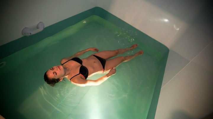 woman_in_floatin_tank